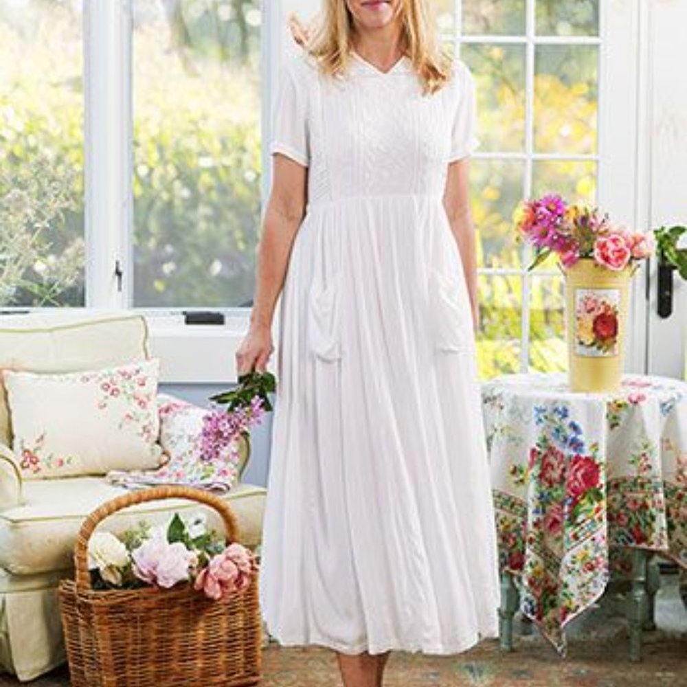 Long white romantic, whimsical, feminine dress. April Cornell xxs.Vintage style
